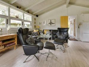 Posezení v ubytování Holiday Home Alvine - 475m from the sea by Interhome