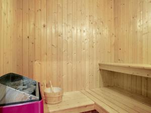 dentro de una sauna con un aparato rosa en Holiday Home Eljena - 600m from the sea in NE Jutland by Interhome, en Strandby