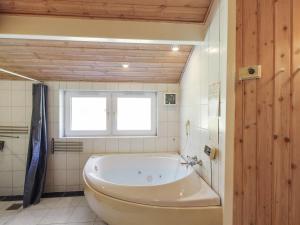Koupelna v ubytování Holiday Home Friederike - 300m from the sea by Interhome