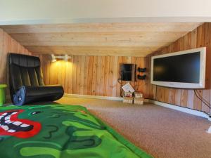 TV a/nebo společenská místnost v ubytování Holiday Home Friederike - 300m from the sea by Interhome