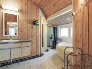 Postel nebo postele na pokoji v ubytování Holiday Home Friederike - 300m from the sea by Interhome
