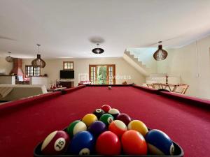 - Sala de estar con mesa de billar y pelotas en Excelente casa - família ou grupo - 35 Km C Jord, en Santo Antônio do Pinhal