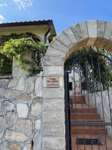 - l'entrée d'un bâtiment avec un mur en pierre dans l'établissement Apartment "Two Sisters" with a sea view, à Donji Morinj