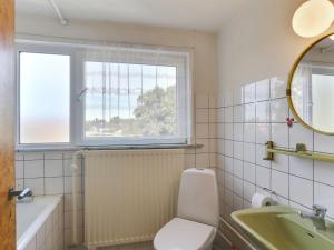 Koupelna v ubytování Holiday Home Avelina - 200m from the sea in NE Jutland by Interhome