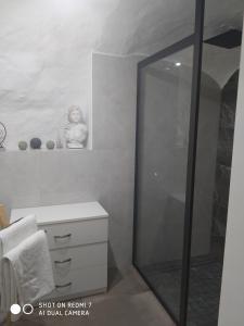 uma casa de banho com uma cabina de duche em vidro e um armário branco em New! Estudio La Casita de Arcos em Arcos de la Frontera