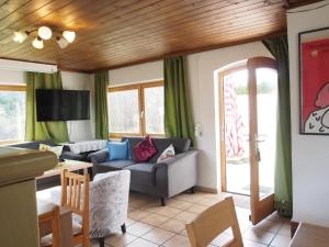 un soggiorno con divano e tavolo di Ferienhaus Mariengrund a Bernau am Chiemsee