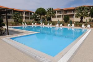 Bazén v ubytování Kalives Resort nebo v jeho okolí
