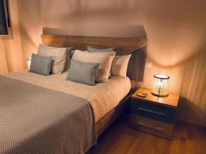 1 dormitorio con 1 cama y mesita de noche con lámpara en Apartamento Aldeana en Llanes