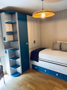 ein Schlafzimmer mit einem Bett und einem Bücherregal in der Unterkunft Apartamento Aldeana in Llanes