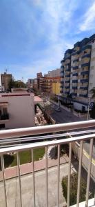 einen Balkon mit Stadtblick und Gebäuden in der Unterkunft Apartamento NAVI II playa de Gandia para 6 personas in Playa de Gandia
