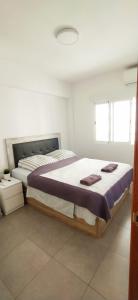 1 Schlafzimmer mit 2 Betten in einem Zimmer in der Unterkunft Apartamento NAVI II playa de Gandia para 6 personas in Playa de Gandia