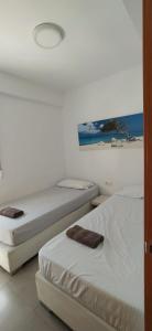ein Schlafzimmer mit 2 Betten und einem Wandgemälde in der Unterkunft Apartamento NAVI II playa de Gandia para 6 personas in Playa de Gandia