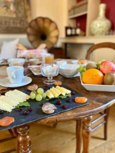- une table avec un plateau de fromage et de fruits dans l'établissement Château Richelieu, à Fronsac