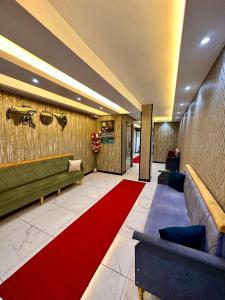 a lobby with a couch and a red carpet at Vander Valk İstanbul Hotel in Istanbul