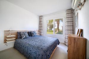 A bed or beds in a room at 31 Miraflores Jardin B, gorgeous views, pool, Wifi Még 17 kép