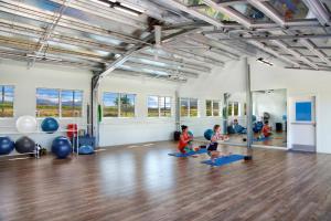 un grupo de niños en un gimnasio con pelotas de ejercicio en Kiahuna Plantation Hale, en Koloa