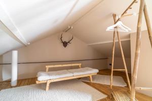 een kamer met een bed op de zolder bij Le GYPSY - CHARME & EMPLACEMENT PARFAIT in Honfleur
