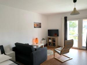 een woonkamer met een bank en een stoel bij Apartments Cvijet Mora Sreser in Sreser