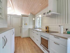 Kuchyň nebo kuchyňský kout v ubytování Holiday Home Santtu - 600m from the sea by Interhome