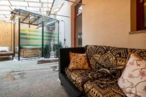 Posezení v ubytování Miami Lovely romantic Garden apartment with whirlpool