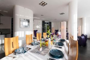 Posezení v ubytování Miami Lovely romantic Garden apartment with whirlpool
