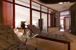 Posezení v ubytování Miami Lovely romantic Garden apartment with whirlpool