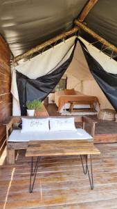namiot z łóżkiem i stołem w obiekcie Moraycamp w mieście San Andrés de Giles