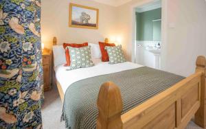 Uma cama ou camas num quarto em Cross Keys Inn Ettrickbridge