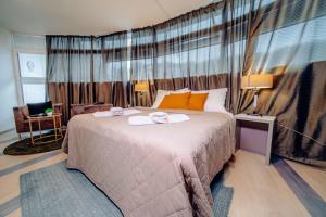 Postel nebo postele na pokoji v ubytování Miami Lovely romantic Garden apartment with whirlpool