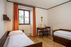 Gästehaus Benediktinerstift Göttweig - Bed & Breakfast Monastery客房内的一张或多张床位