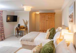 Uma cama ou camas num quarto em Cross Keys Inn Ettrickbridge