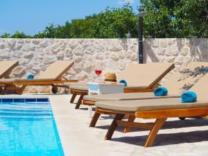 Villa Antonija heated private pool, near Dubrovnik,8plus 2 p ideal for families and groups游泳池或附近泳池