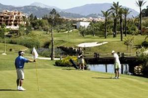 - un groupe de personnes jouant au golf sur un parcours dans l'établissement Luxurious apartment close to Puerto Banus, à Estepona