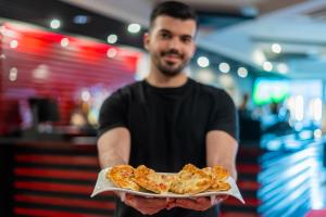 Comida en o cerca de este hotel