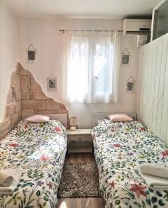 1 dormitorio con 2 camas y ventana en Studio Milla en Split