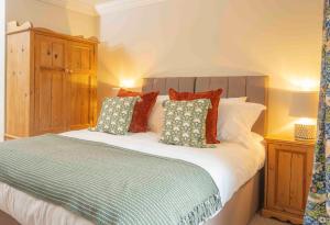 Uma cama ou camas num quarto em Cross Keys Inn Ettrickbridge