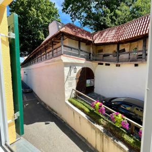 a building with a car parked in a driveway at Stadtmauer-Apartments - Großzügige luxuriöse Wohnung direkt an der historischen Stadtmauer ideal für Familien in Nördlingen