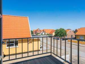 - une vue depuis le balcon d'une maison avec un toit orange dans l'établissement Holiday Home Elnara - 900m from the sea in NW Jutland by Interhome, à Skagen