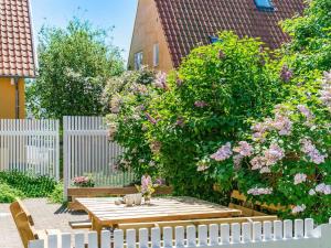 Zahrada ubytování Holiday Home Elnara - 900m from the sea by Interhome