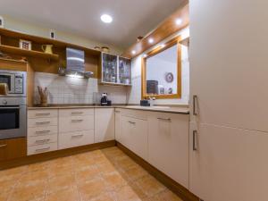 kuchnia z białymi szafkami i oknem w obiekcie Apartment Rits-4 by Interhome w Salou