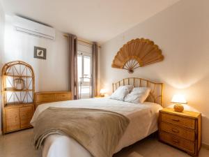 sypialnia z dużym łóżkiem i oknem w obiekcie Apartment Rits-4 by Interhome w Salou