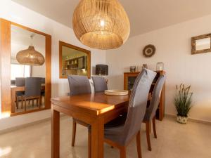 jadalnia z drewnianym stołem i krzesłami w obiekcie Apartment Rits-4 by Interhome w Salou