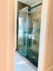 een glazen deur van een badkamer met een toilet bij 62 Views in Portland
