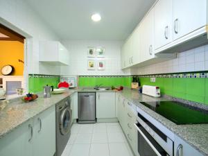 Kuchyň nebo kuchyňský kout v ubytování Apartment Damara IV by Interhome
