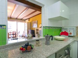 een keuken met een fruitschaal op een aanrecht bij Apartment Damara IV by Interhome in Calpe