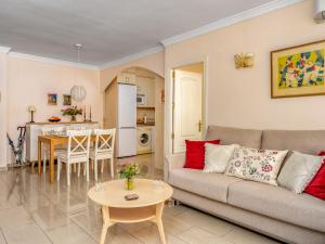 Posezení v ubytování Apartment Caracas de Marbella by Interhome + 20 fotografií