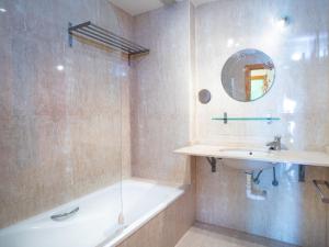Ein Badezimmer in der Unterkunft Apartment Belle Vue by Interhome