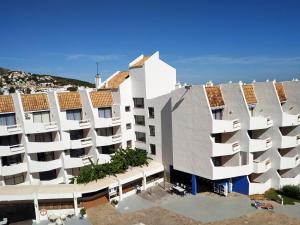 Il propose un grand appartement blanc doté d'un balcon blanc. dans l'établissement Apartamentos Eurhostal 3000, à Alcossebre