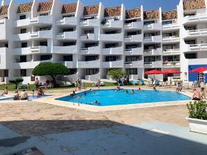 Bazén v ubytovaní Apartamentos Eurhostal 3000 alebo v jeho blízkosti