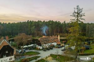 eine Luftansicht einer Lodge inmitten eines Waldes in der Unterkunft Gościniec pod Zającem in Klein Öls